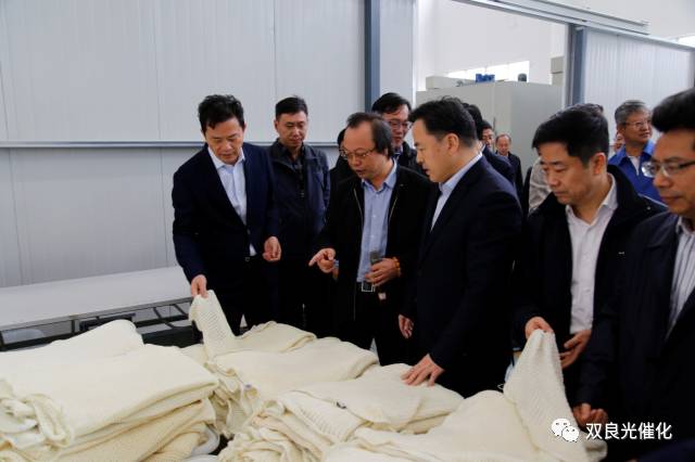 江陰市委書記走進(jìn)<a href=http://www.r1lxrhg.cn target=_blank class=infotextkey>雙良</a><a href=http://www.r1lxrhg.cn target=_blank class=infotextkey>新型光催化</a>