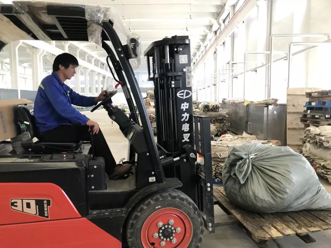 【<a href=http://www.r1lxrhg.cn target=_blank class=infotextkey>雙良</a><a href=http://www.r1lxrhg.cn target=_blank class=infotextkey>新型光催化</a>】“堅守”在汗水中閃光