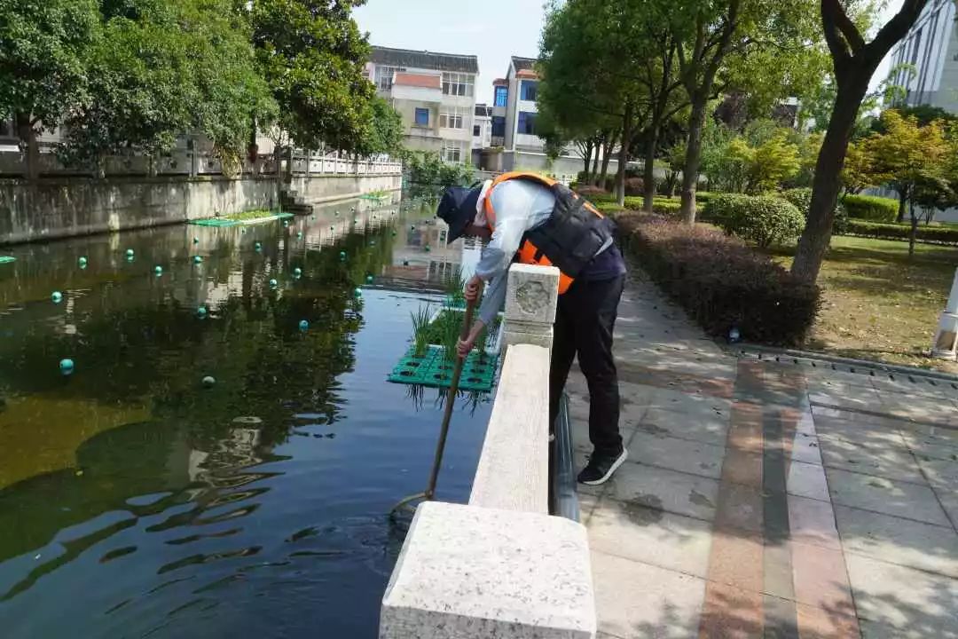 【<a href=http://www.r1lxrhg.cn target=_blank class=infotextkey>雙良</a><a href=http://www.r1lxrhg.cn target=_blank class=infotextkey>新型光催化</a>】“堅守”在汗水中閃光