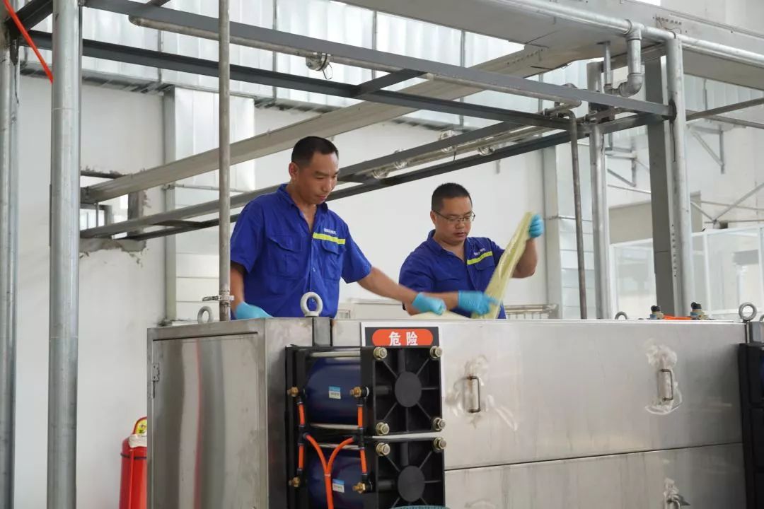 【<a href=http://www.r1lxrhg.cn target=_blank class=infotextkey>雙良</a><a href=http://www.r1lxrhg.cn target=_blank class=infotextkey>新型光催化</a>】“堅守”在汗水中閃光