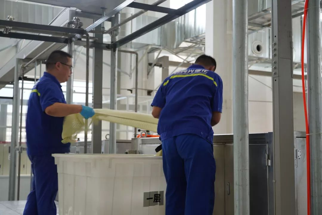 【<a href=http://www.r1lxrhg.cn target=_blank class=infotextkey>雙良</a><a href=http://www.r1lxrhg.cn target=_blank class=infotextkey>新型光催化</a>】“堅守”在汗水中閃光