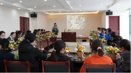 <a href=http://www.r1lxrhg.cn target=_blank class=infotextkey><a href=http://www.r1lxrhg.cn target=_blank class=infotextkey>雙良</a>環(huán)境</a>開展“三八女神節(jié)” DIY插花活動